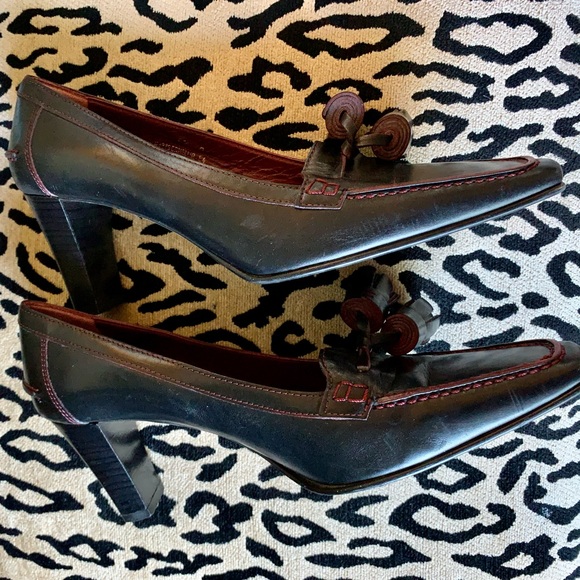 LN COACH BLACK LEATHER STACKED HEEL TASSEL LOAFERS. RED OR BURGUNDY STITCHING. - Picture 2 of 5